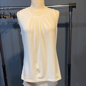 Women’s Banana Republic Cream Pleated Sleeveless Work Blouse Top. Small